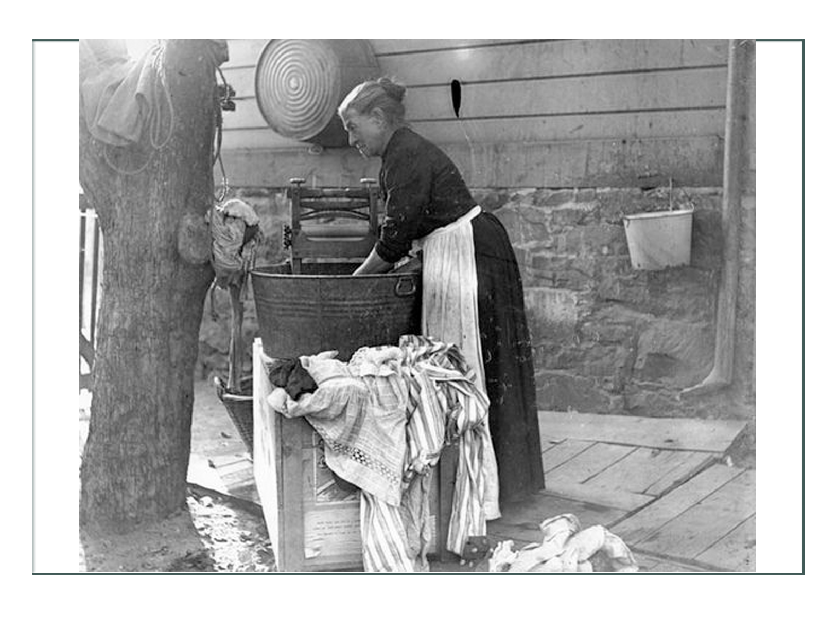 Люди стирают белье. Прачка 19 век. Прачки 19 век Россия. 19 Век Англия одежда прачки. Прачка старина.